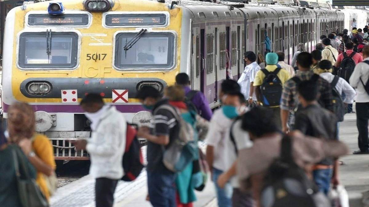 https://www.jagranimages.com/images/newimg/28032025/28_03_2025-mumbai_local_23907874.jpg