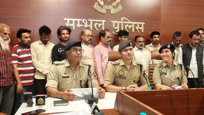 संभल धन वर्षा तांत्रिक गिरोह का राजफाश करते एसपी कृष्ण कुमार विश्नोई, एएसपी अनुकृति शर्मा तथा सीओ। जागरण