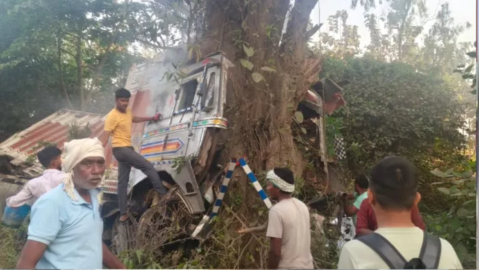अनियंत्रित होकर पेड़ से टकराया सीमेंट से लदा ट्रक।