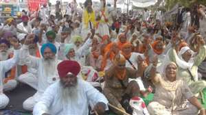 एसपी ढिल्लों के आश्वासन के बाद किसानों का धरना समाप्त