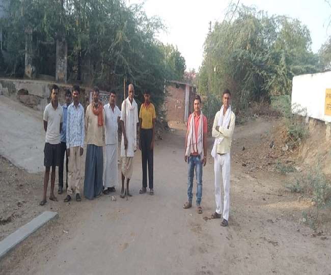 जसपुरा क्षेत्र के इछावर गांव के बाहर पहरेदारी करते ग्रामीण।