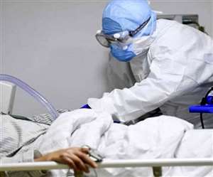 कोरोना के मरीज का इलाज करते हुए डाॅक्टर।