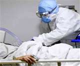 कोरोना के मरीज का इलाज करते हुए डाॅक्टर।