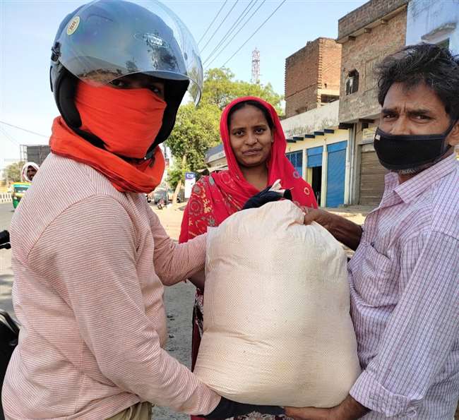 अस्&zwj;पतालों में बेड फुल हैं तो वहीं संक्रमण में कोई कमी नहीं आई है।