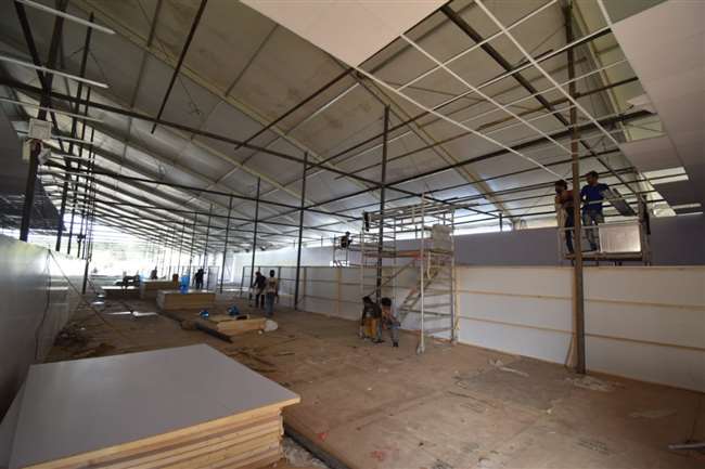 बीएचयू के स्टेडियम में निर्माणाधीन एक हजार बेड के अस्थायी अस्पताल पर कार्य तेजी से शुरू हो गया है।