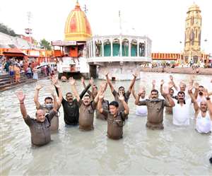शाही स्नान संपन्न होने के बाद अधिकारियों व जवानों के साथ गंगा में डुबकी लगाते कुंभ मेला आइजी संजय गुंज्याल।