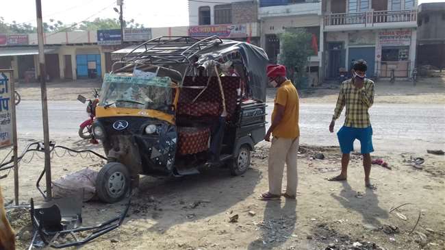 जौनपुर में खड़े ट्रक में घुसी आटो, हादसे में दो की मौत और कई लोग घायल हैं।