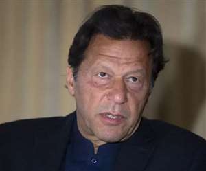 पाक में वैक्सीन की कमी के कारण प्राइवेट केंद्र हुए बंद।