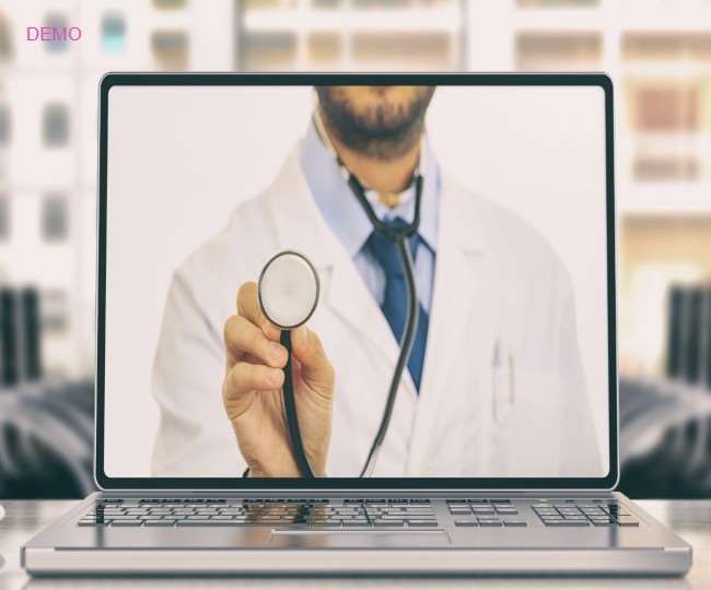 अस्पताल में मरीजों के साथ स्वास्थ्य कर्मचारी भी कोरोना की चपेट में आने लगे हैं।
