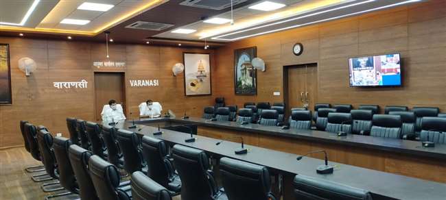 एमएलसी एके शर्मा, कमिश्नर दीपक अग्रवाल ने बुधवार को वीडियो कांफ्रेंसिंग के जरिए समीक्षा की।