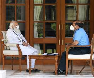 प्रधानमंत्री नरेंद्र मोदी ने बुधवार को वायुसेना प्रमुख आरकेएस भदौरिया के साथ बैठक की।