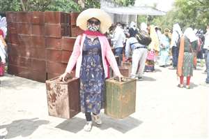 गाजीपुर में पंचायत चुनाव के लिए पोलिंग पार्टियों की रवानगी जारी, शाम तक सभी बूथों तक पहुंच जाएंगी पार्टियां