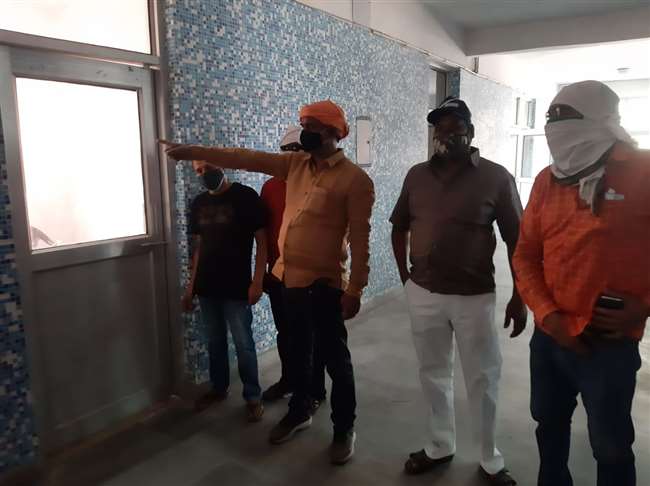 लोगों ने डेढ़ घंटे से रजिस्ट्रेशन कर रहे कर्मचारी के गायब रहने का आरोप लगाया।