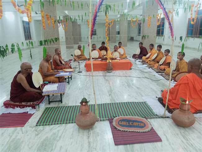 महापरित्राण देशना पाठ कर धूप दान कर महामारी के मुक्ति का आह्वान किया।