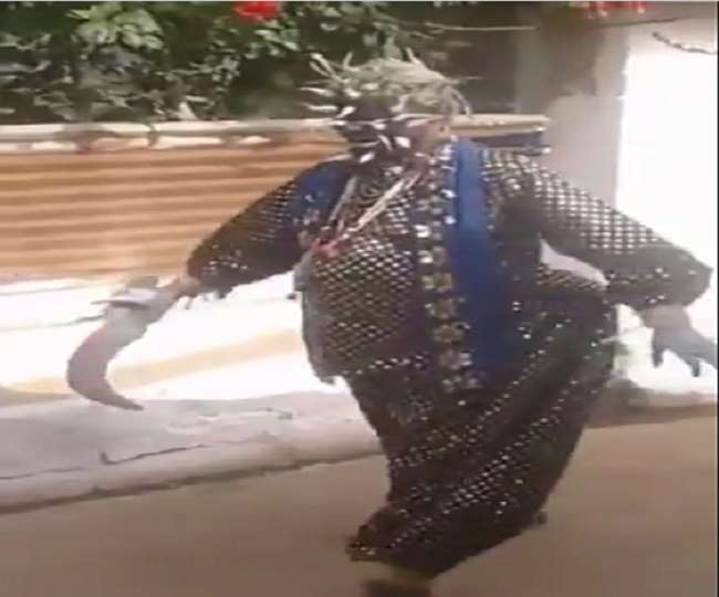 कोरोना वायरस के संक्रमण को फैलने से रोकने के लिए मास्क जरूर लगाएं।