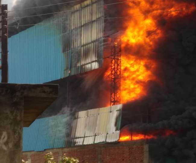 Fire In Textile Factory मेरठ के सरधना में एक कपड़ा फैक्‍ट्री में आग लग गई।