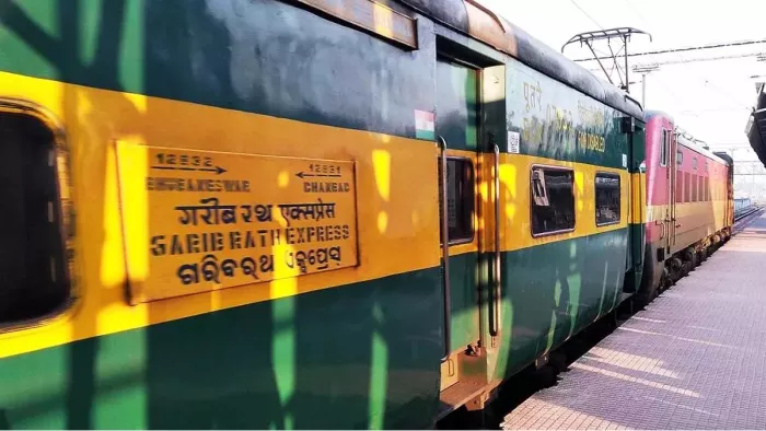 Indian Railways: ...तो इस वजह से गरीब रथ का हरा है रंग, किफायती दरों पर ...