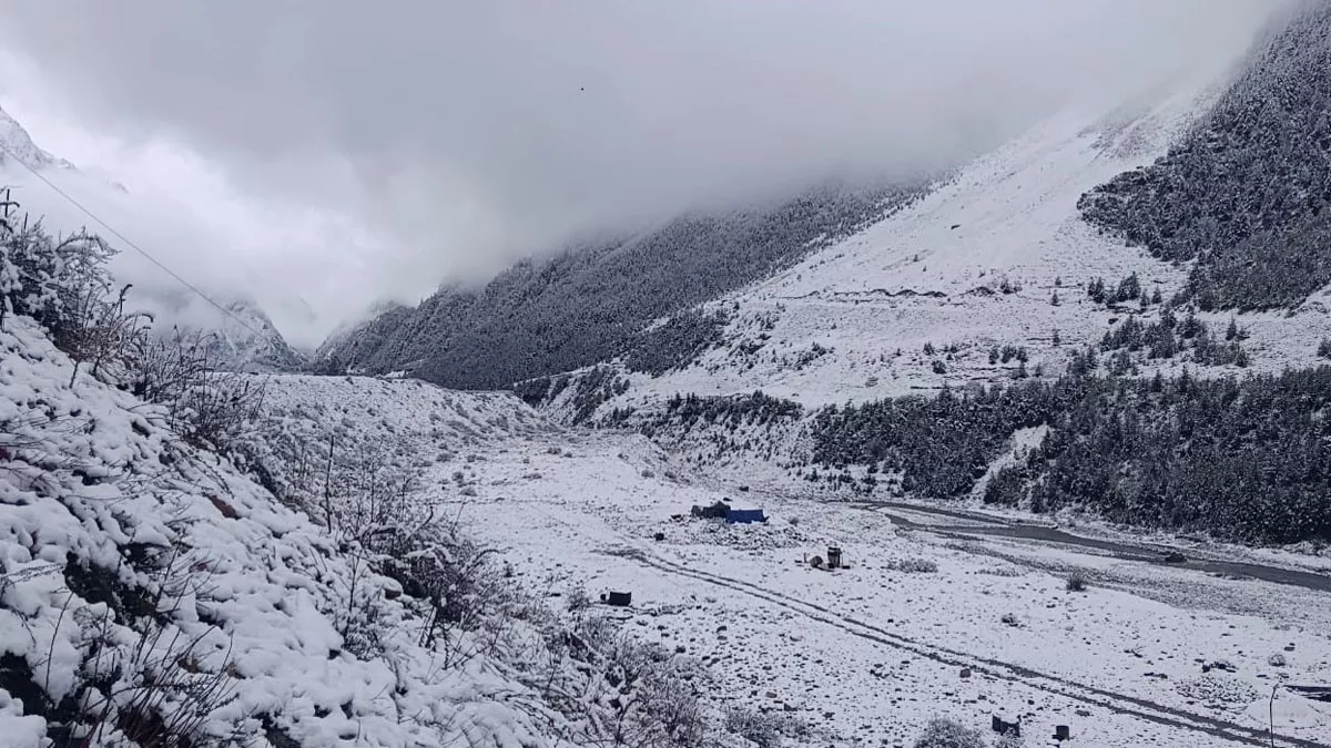 Uttarakhand Weather Today: आज भी इन पांच जिलों में होगी बर्फबारी, चारधाम यात्रा रूट पर कैसा रहेगा मौसम? पढ़ें
