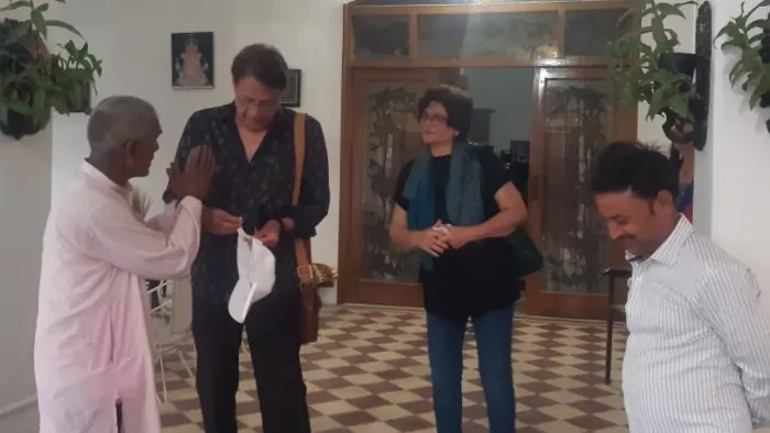 Arun Govil: मुंबई रवाना होने से पहले अपने सेवादार से मिलते अरुण गोविल, साथ में पत्नी श्रीलेखा गोविल। जागरण