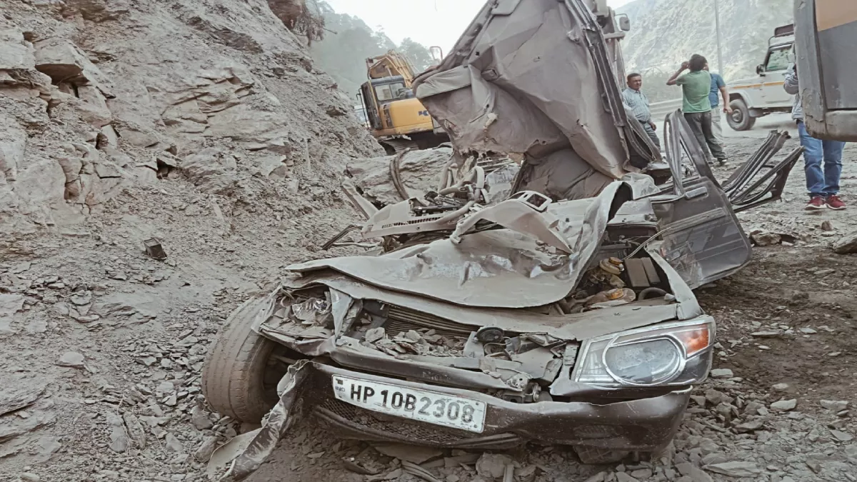 Himachal Pradesh Accident: जुब्बल में बोलेरो पर गिरी चट्टानें, दो लोगों की हुई मौके पर मौत; चकनाचूर हुई गाड़ी