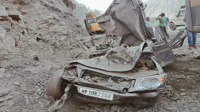 जुब्बल में बोलेरो पर गिरी चट्टानें, दो लोगों की हुई मौके पर मौत।
