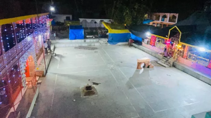 Himachal News: जातर मेले के लिए सजा चंद्रशेखर महादेव मंदिर परिसर।