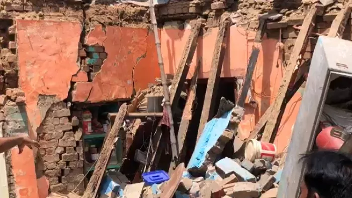 लखनऊ में खाना बनाते समय लीकेज सिलेंडर में विस्फोट से मकान ढहा