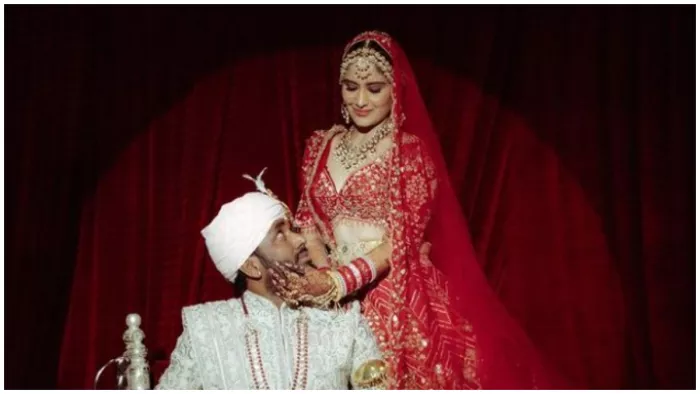 दीपक चौहान और आरती सिंह. फोटो क्रेडिट- इंस्टाग्राम