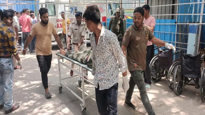 गोपालगंज में जवान से भरी बस और ट्रक में टक्कर (जागरण)