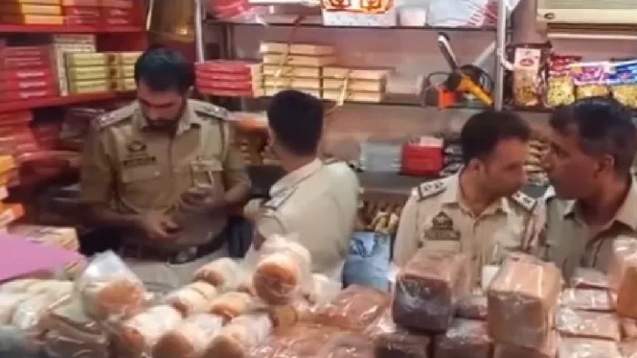 Jammu Crime News: मीरान साहिब इलाके में बंदूकधारियों ने मिठाई की दुकान पर की गोलीबारी। एएनआई फोटो
