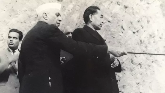 बांध निर्माण देखने आए चीन के प्रधानमंत्री चाऊं को डैम के निर्माण की जानकारी देते हुए पूर्व पीएम नेहरू।