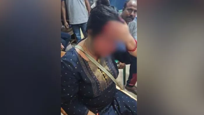 पोस्टर लगाते समय हमले में लहुलूहान हुई भाजपा की महिला नेता। (फोटो, एक्स)
