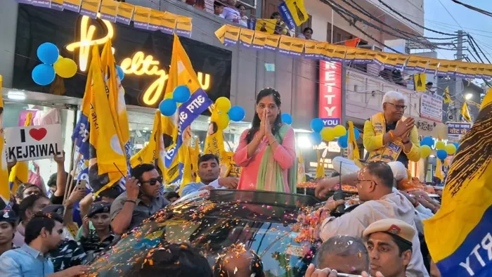 रोड शो में मुख्यमंत्री अरविंद केजरीवाल की पत्नी सुनीता केजरीवाल।