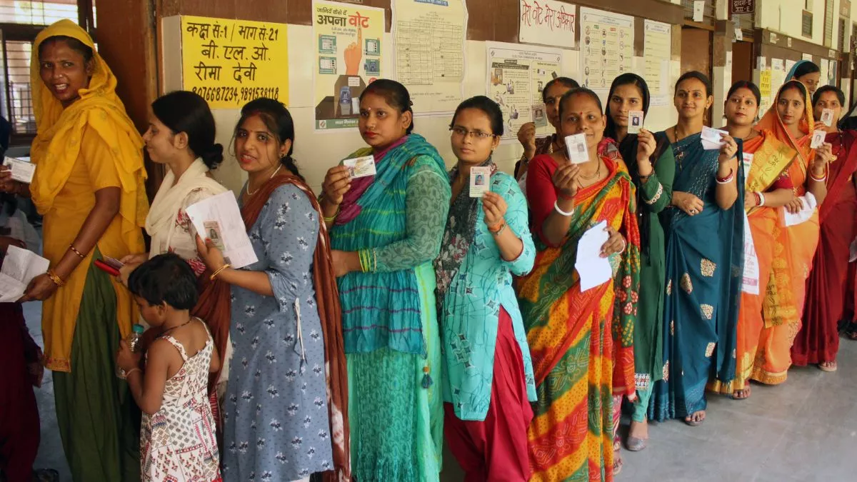नोएडा की महिलाएं पुरुषों से मतदान करने में निकली आगे, जिले में हुआ इतने प्रतिशत मतदान