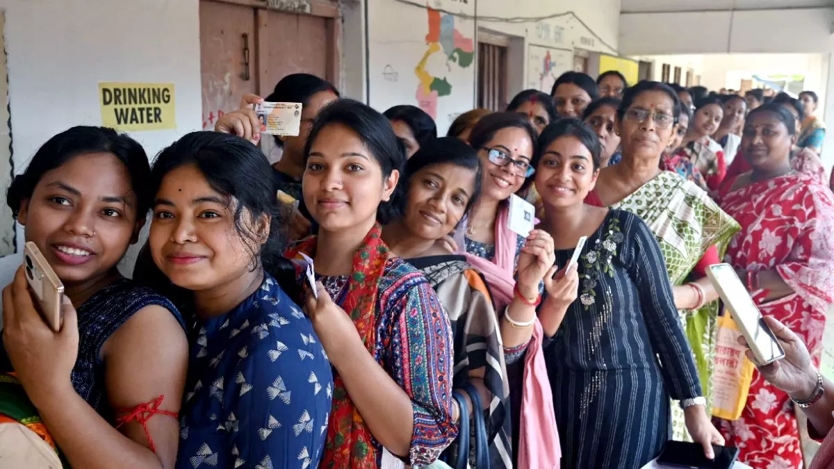 निर्णायक भूमिका में महिला मतदाता, लोकतांत्रिक व्यवस्था को सशक्त करने के दायित्व का निर्वहन कर रही