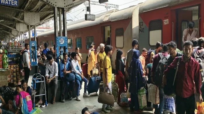 अंतिम समय में रूट डायवर्ट होने से ट्रेन पकड़ने के लिए मची अफरा-तफरी