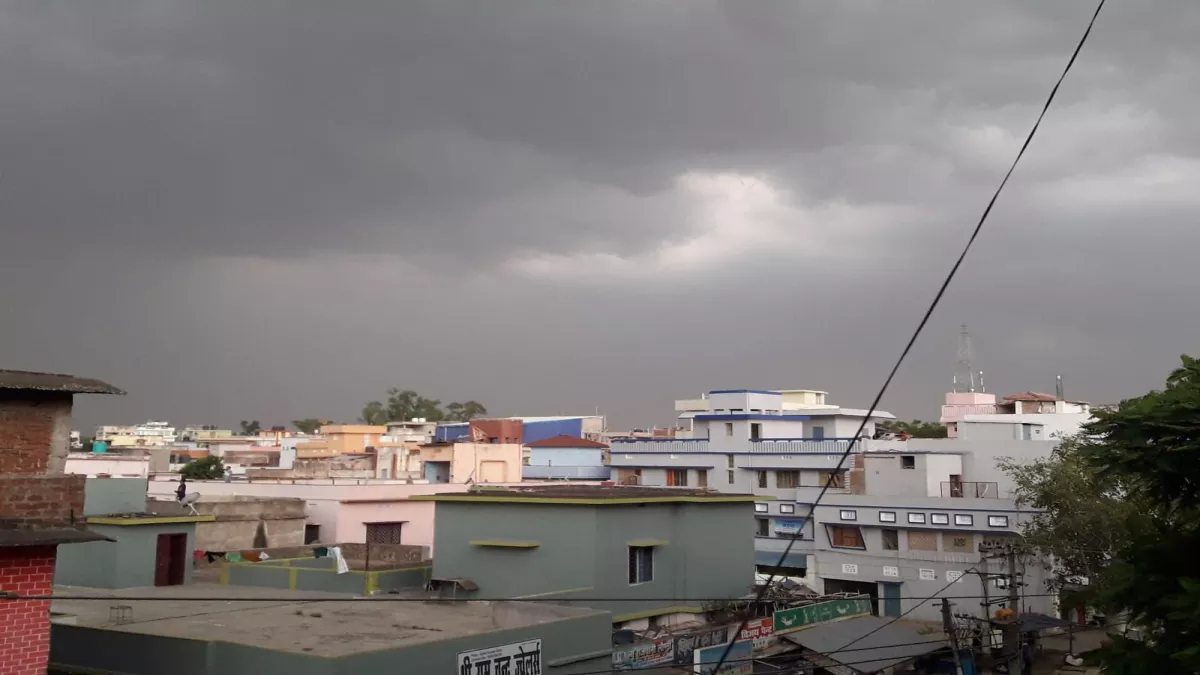 Ara Weather: आरा में आंधी-बारिश से बदला मौसम का मिजाज, 10 डिग्री तक लुढ़का पारा