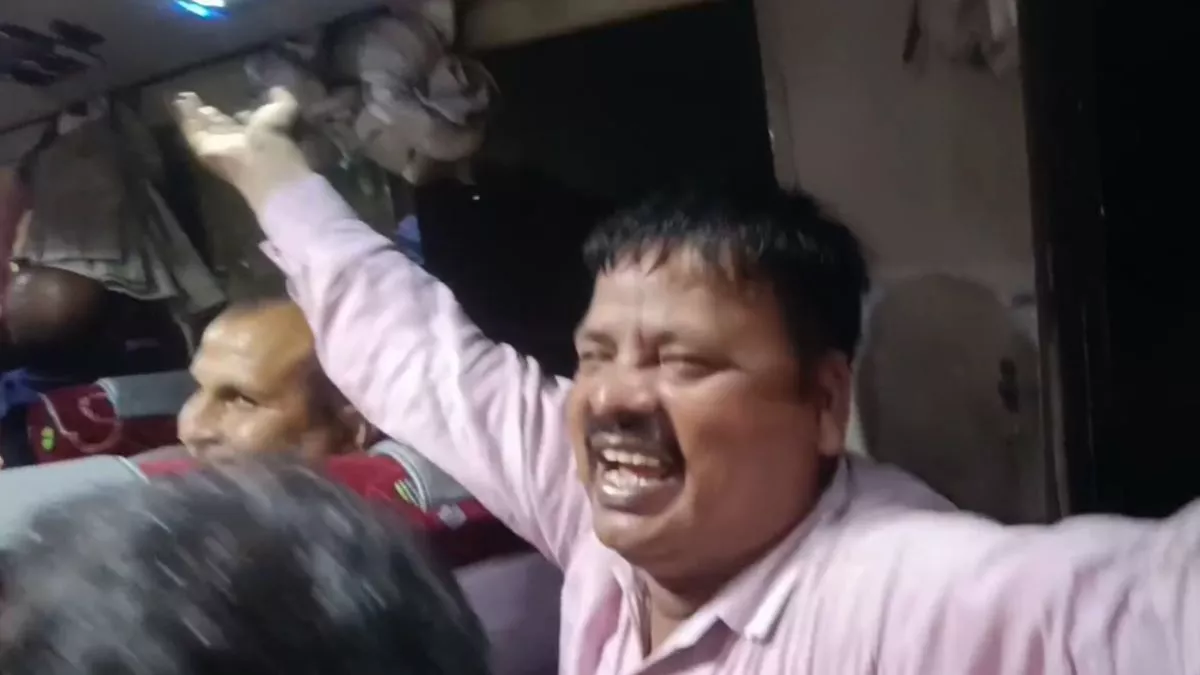 Bulandshahr News: महिला SDO का नाम लेकर गाया अश्लील गाना, जेई पर गिरी निलंबन की गाज