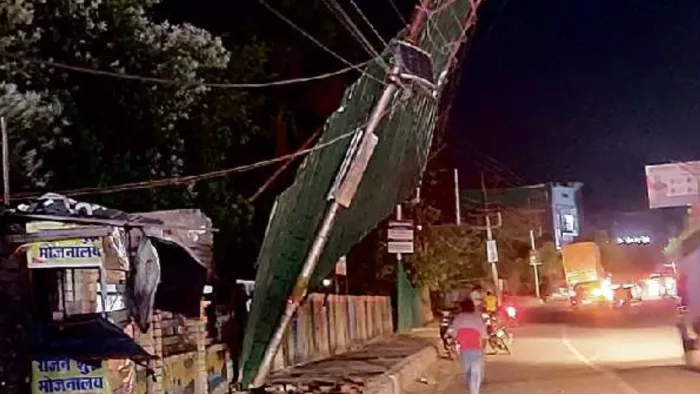 आधी चलने लगी। इसी के चलते सुभाषनगर चौक पर बिजली का पोल क्षतिग्रस्त हो गया। जागरण।