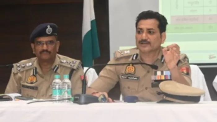 काशी जोन के पुलिस अधिकारियों की मीटिंग लेते पुलिस कमिश्नर मोहित अग्रवाल दाएं : स्रोत पुलिस