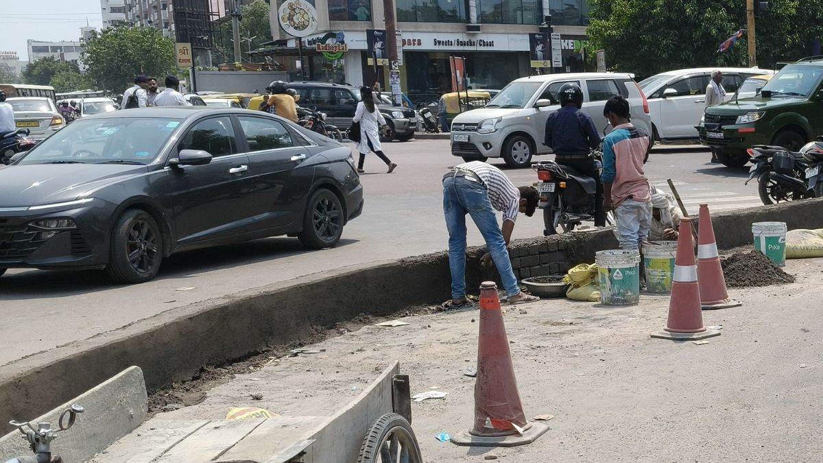 pwd kamta crossing left turn eases lucknow traffic jams