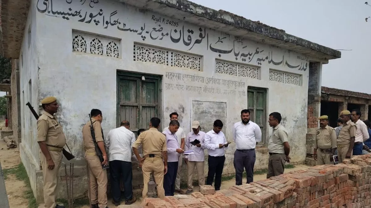 यूपी में अवैध मदरसों पर एक्शन जारी, श्रावस्ती में 16 तो बहराइच में चार मदरसे सील; जमीन के 127 रकबे भी खाली हुए - Illegal Madrassas Sealed on India Nepal Border Crackdown