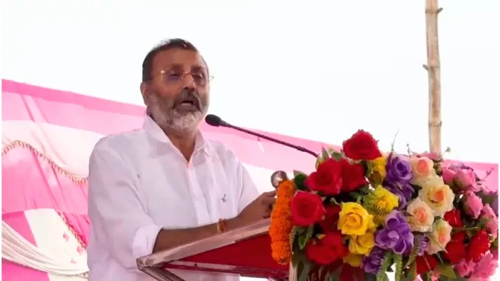 लोगों को संबोधित करते सांसद निशिकांत दुबे। (जागरण)