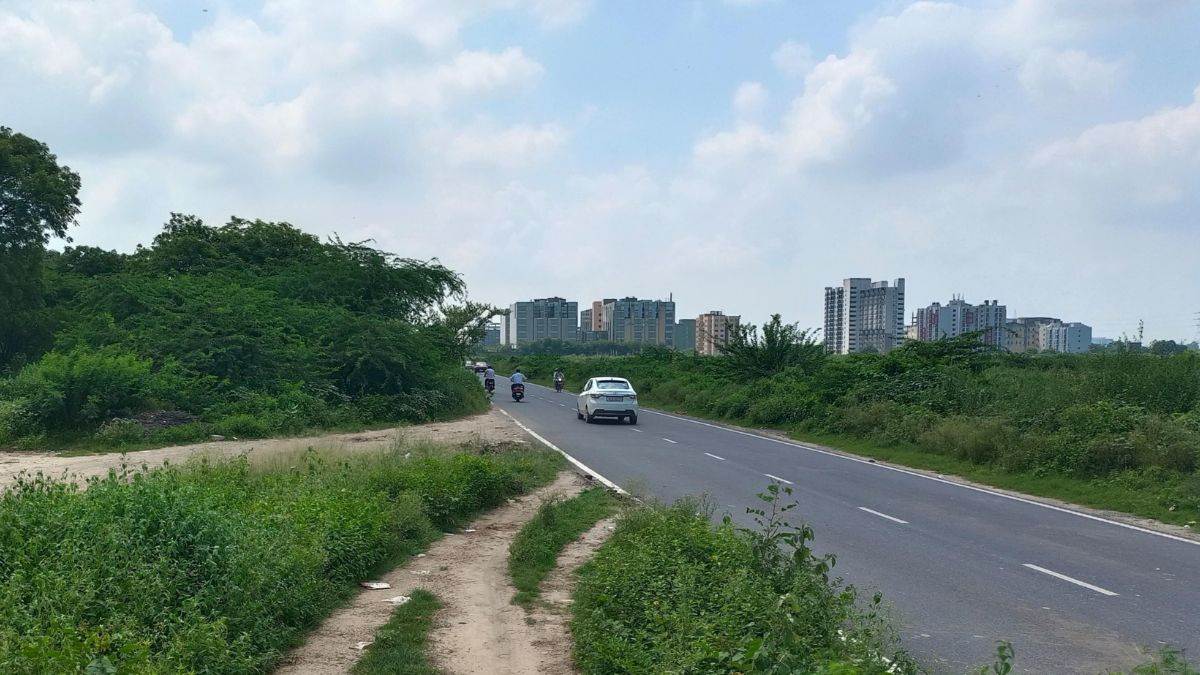 ncr land dispute blocked link road way greater noida authority failed to resolve dispute