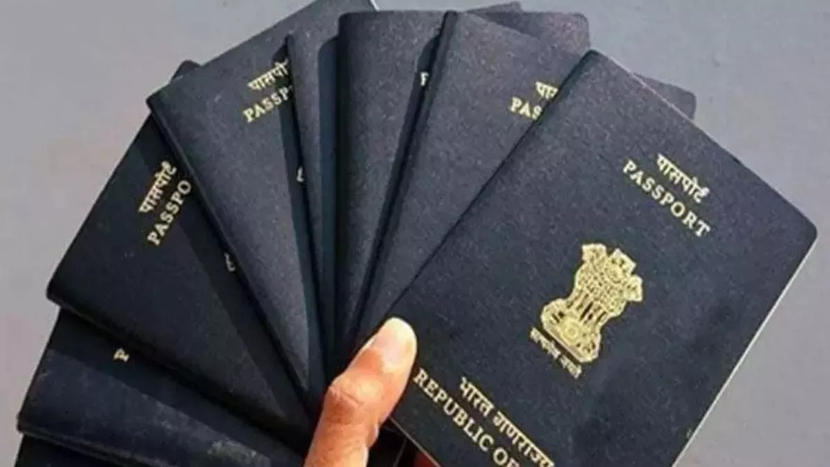 पासपोर्ट बनवाने के लिए दो भाइयों का अजब-गजब कारनामा, अधिकारियों की नजर पड़ी तो रह गए हैरान, तत्काल लिखाई FIR