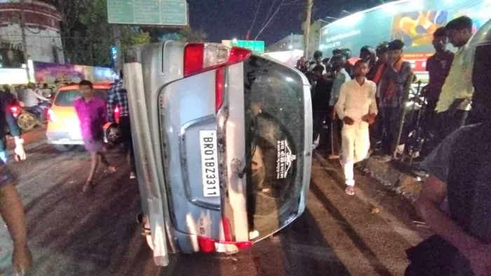 लोगों को रौंदने के बाद पलटी कार। (फोटो जागरण)