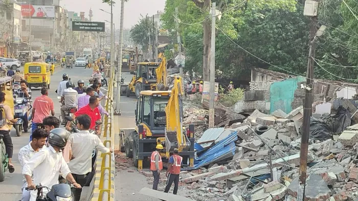 Rampur News: अतिक्रमण पर बुलडोजर चलने के बाद मलवे में तब्दील हुई दुकानें। जागरण।