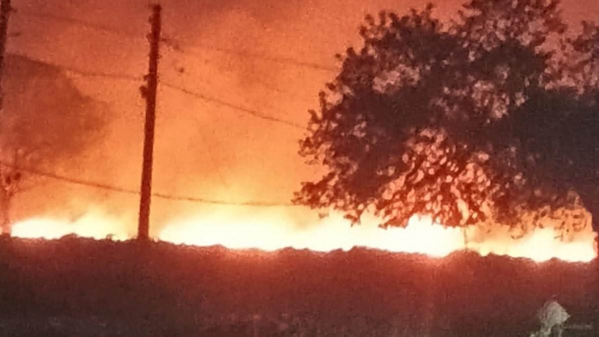major accident averted in sant kabir nagar fire set to dried stalks spreads due to strong winds