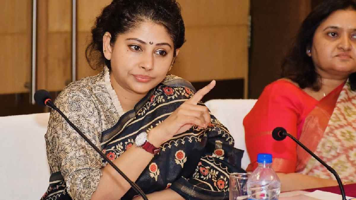 https://www.jagranimages.com/images/newimg/28042025/28_04_2025-telangana_ias_smita_sabharwal_23926969.jpg