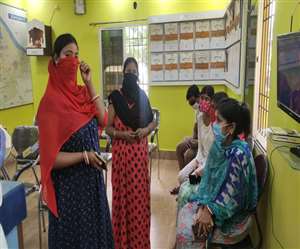 जमशेदपुर के बारीडीह में मारपीट के बाद अस्पताल पहुंची महिलाएं। जागरण